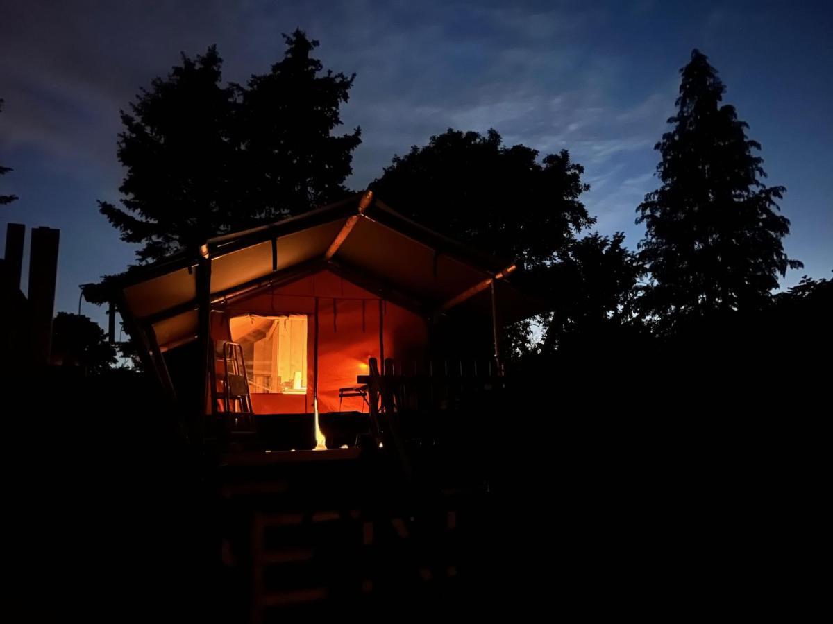 'glamping' Angelzelt Am Mit Steg Und Boot Tente de luxe